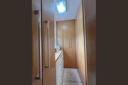 Casa de condomínio à venda com 243m², 4 quartos e 3 vagasCloset Suíte 1