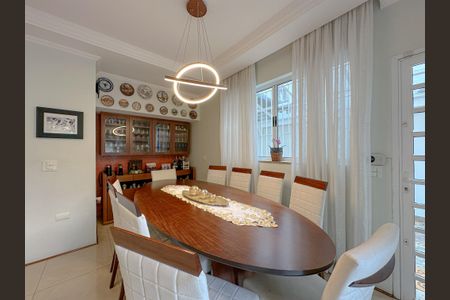 Casa de condomínio à venda com 243m², 4 quartos e 3 vagasSala