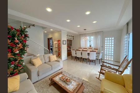 Casa de condomínio à venda com 243m², 4 quartos e 3 vagasSala