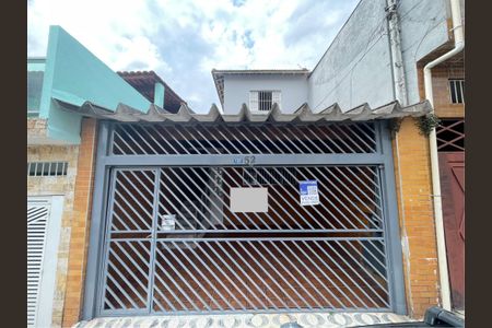 Casa à venda com 120m², 2 quartos e 2 vagas Casa à venda com 120m², 2 quartos e 2 vagasPlaca instalada na fachada do imóvel