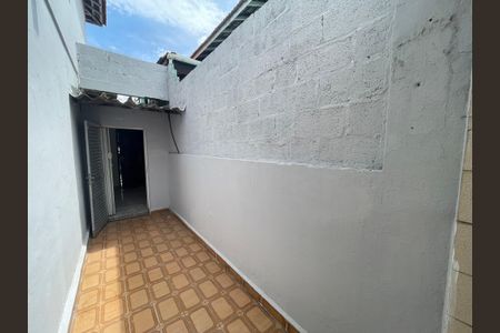 Casa à venda com 120m², 2 quartos e 2 vagas Casa à venda com 120m², 2 quartos e 2 vagasCorredor externo