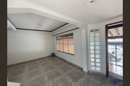 Casa à venda com 120m², 2 quartos e 2 vagas Casa à venda com 120m², 2 quartos e 2 vagasSala