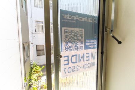 Apartamento à venda com 48m², 2 quartos e 1 vaga Apartamento à venda com 48m², 2 quartos e 1 vagaPlaca na janela