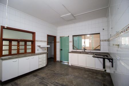 Casa para alugar com 355m², 4 quartos e 15 vagasCozinha 
