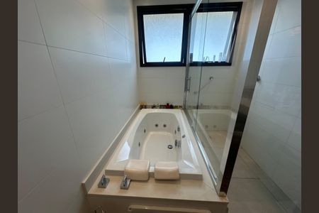 Apartamento à venda com 228m², 3 quartos e sem vagaBanheiro da Sra
