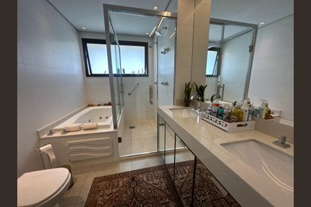 Apartamento à venda com 228m², 3 quartos e sem vagaBanheiro da Sra