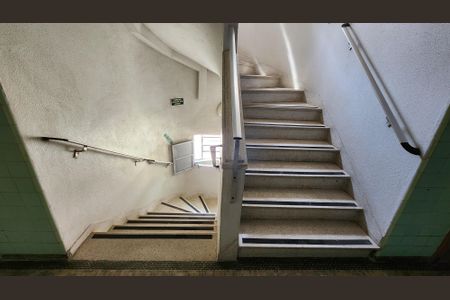 Apartamento para alugar com 48m², 1 quarto e 1 vaga Apartamento para alugar com 48m², 1 quarto e 1 vagaEscada