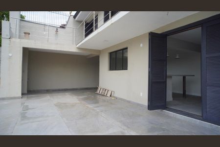 Casa à venda com 230m², 3 quartos e 2 vagas Casa à venda com 230m², 3 quartos e 2 vagasFachada fundos