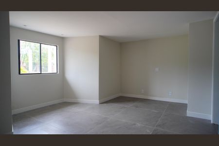 Casa à venda com 230m², 3 quartos e 2 vagas Casa à venda com 230m², 3 quartos e 2 vagasEscritório