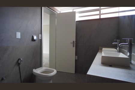 Casa à venda com 230m², 3 quartos e 2 vagas Casa à venda com 230m², 3 quartos e 2 vagasBanheiro corredor