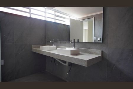 Casa à venda com 230m², 3 quartos e 2 vagas Casa à venda com 230m², 3 quartos e 2 vagasBanheiro corredor