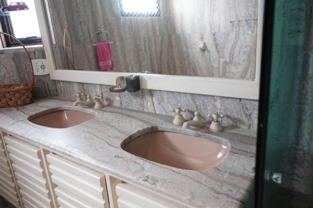 Apartamento à venda com 274m², 4 quartos e 4 vagasBanheiro da Suíte 1