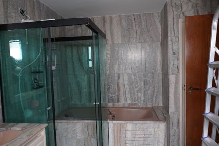 Apartamento à venda com 274m², 4 quartos e 4 vagasBanheiro da Suíte 1