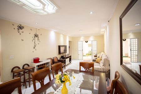 Casa à venda com 300m², 3 quartos e 6 vagasSALA