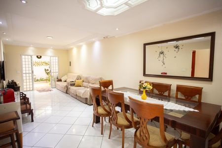 Casa à venda com 300m², 3 quartos e 6 vagasSALA