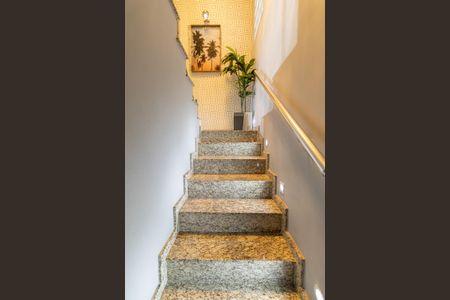 Escada de casa à venda com 3 quartos, 147m² em Vila Ré, São Paulo