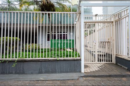 Apartamento para alugar com 50m², 2 quartos e 1 vaga Apartamento para alugar com 50m², 2 quartos e 1 vagaFachada