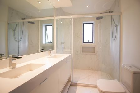 Apartamento para alugar com 290m², 3 quartos e 4 vagas Apartamento para alugar com 290m², 3 quartos e 4 vagasBanheiro 1 da Suíte 1