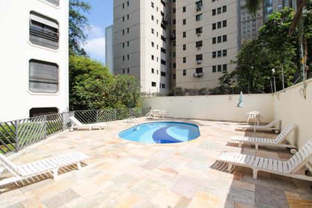Apartamento para alugar com 290m², 3 quartos e 4 vagas Apartamento para alugar com 290m², 3 quartos e 4 vagasÁrea comum - Piscina