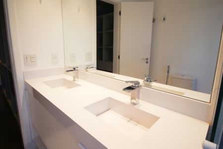 Apartamento para alugar com 290m², 3 quartos e 4 vagas Apartamento para alugar com 290m², 3 quartos e 4 vagasBanheiro 1 da Suíte 1