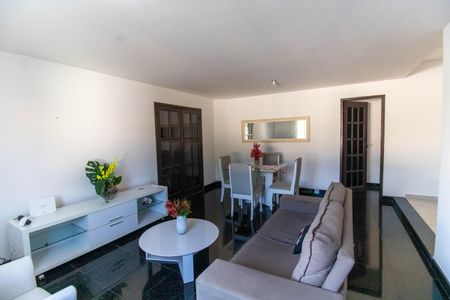 Casa à venda com 260m², 3 quartos e 8 vagas Casa à venda com 260m², 3 quartos e 8 vagasSala