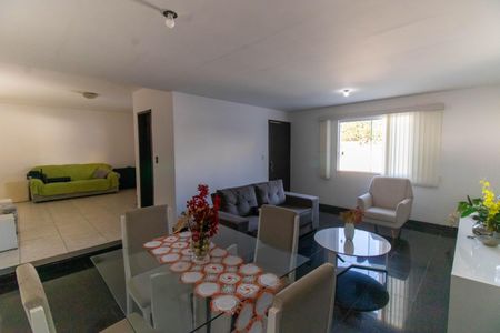 Casa à venda com 260m², 3 quartos e 8 vagas Casa à venda com 260m², 3 quartos e 8 vagasSala