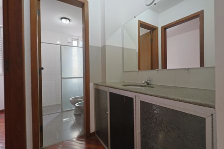 Banheiro de apartamento à venda com 1 quarto, 40m² em Floresta, Belo Horizonte