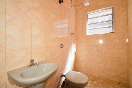 Casa para alugar com 70m², 2 quartos e 2 vagas Casa para alugar com 70m², 2 quartos e 2 vagasBanheiro