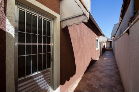 Casa para alugar com 70m², 2 quartos e 2 vagas Casa para alugar com 70m², 2 quartos e 2 vagasCorredor Lateral