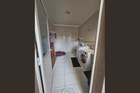 Casa de condomínio à venda com 390m², 3 quartos e 3 vagas