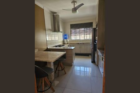 Casa de condomínio à venda com 390m², 3 quartos e 3 vagas