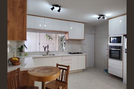 Casa à venda com 229m², 3 quartos e 4 vagas