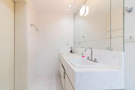 Apartamento para alugar com 120m², 2 quartos e 2 vagas Apartamento para alugar com 120m², 2 quartos e 2 vagasBanheiro da Suíte 1