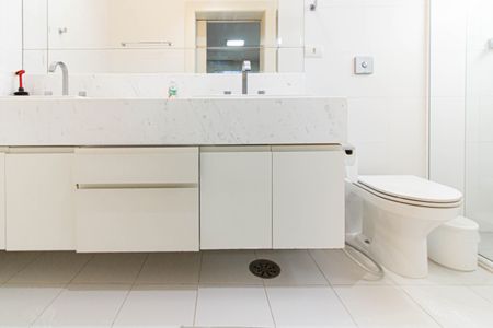 Apartamento para alugar com 120m², 2 quartos e 2 vagas Apartamento para alugar com 120m², 2 quartos e 2 vagasBanheiro da Suíte 1