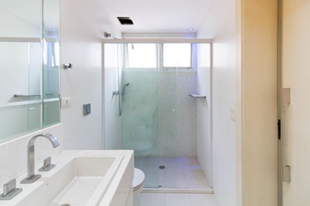 Apartamento para alugar com 120m², 2 quartos e 2 vagas Apartamento para alugar com 120m², 2 quartos e 2 vagasBanheiro da Suíte 1