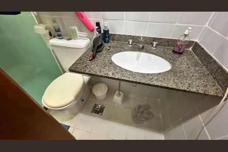 Apartamento à venda com 86m², 2 quartos e 2 vagasBanheiro quarto 1