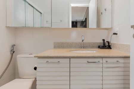 Apartamento para alugar com 70m², 2 quartos e 2 vagas Apartamento para alugar com 70m², 2 quartos e 2 vagasBanheiro da Suíte