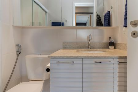 Apartamento para alugar com 70m², 2 quartos e 2 vagas Apartamento para alugar com 70m², 2 quartos e 2 vagasBanheiro