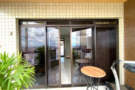 Apartamento à venda com 282m², 5 quartos e 4 vagas Apartamento à venda com 282m², 5 quartos e 4 vagasVaranda da Sala de Estar