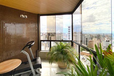 Apartamento à venda com 282m², 5 quartos e 4 vagas Apartamento à venda com 282m², 5 quartos e 4 vagasVaranda da Sala de Estar