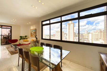 Apartamento à venda com 282m², 5 quartos e 4 vagas Apartamento à venda com 282m², 5 quartos e 4 vagasSala de Jantar