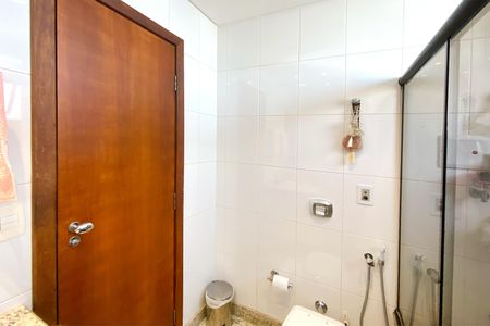 Apartamento à venda com 282m², 5 quartos e 4 vagas Apartamento à venda com 282m², 5 quartos e 4 vagasBanheiro da Suíte 1