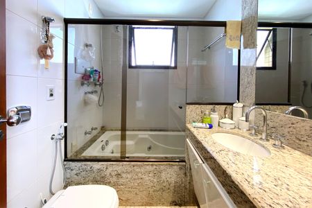 Apartamento à venda com 282m², 5 quartos e 4 vagas Apartamento à venda com 282m², 5 quartos e 4 vagasBanheiro da Suíte 1