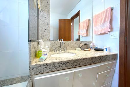 Apartamento à venda com 282m², 5 quartos e 4 vagas Apartamento à venda com 282m², 5 quartos e 4 vagasBanheiro da Suíte 1