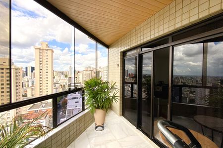 Apartamento à venda com 282m², 5 quartos e 4 vagas Apartamento à venda com 282m², 5 quartos e 4 vagasVaranda da Sala de Estar