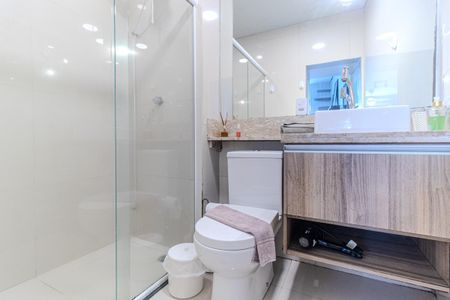 Banheiro de kitnet/studio para alugar com 1 quarto, 27m² em República, São Paulo