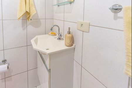 Casa à venda com 231m², 2 quartos e 2 vagas Casa à venda com 231m², 2 quartos e 2 vagasBanheiro do Salão