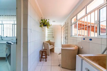 Casa à venda com 231m², 2 quartos e 2 vagas Casa à venda com 231m², 2 quartos e 2 vagasHall lateral