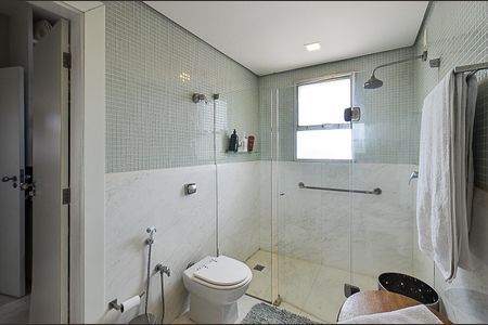 Apartamento à venda com 600m², 5 quartos e 4 vagas Apartamento à venda com 600m², 5 quartos e 4 vagasBanheiro Suíte 1