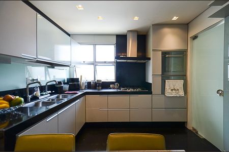 Apartamento à venda com 600m², 5 quartos e 4 vagas Apartamento à venda com 600m², 5 quartos e 4 vagasCozinha